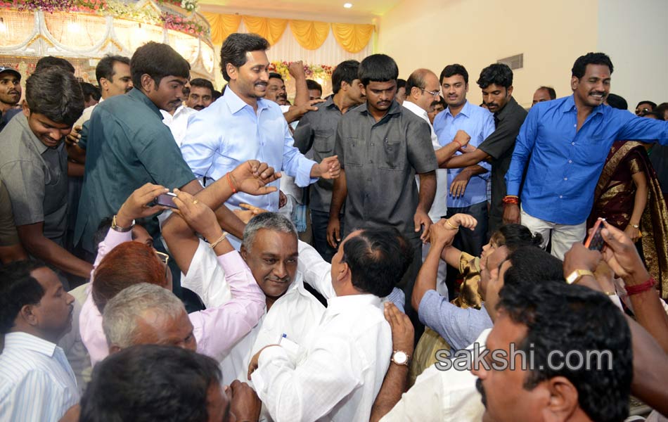 ys jagan mohan reddy blesses new couple - Sakshi2