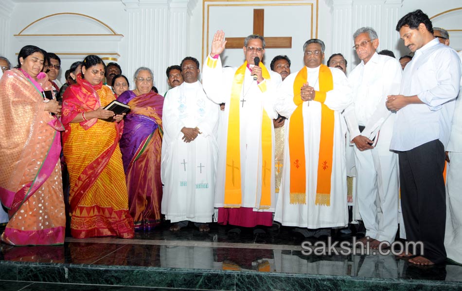 YS Jagan family offer prayers at church in Pulivendula - Sakshi1