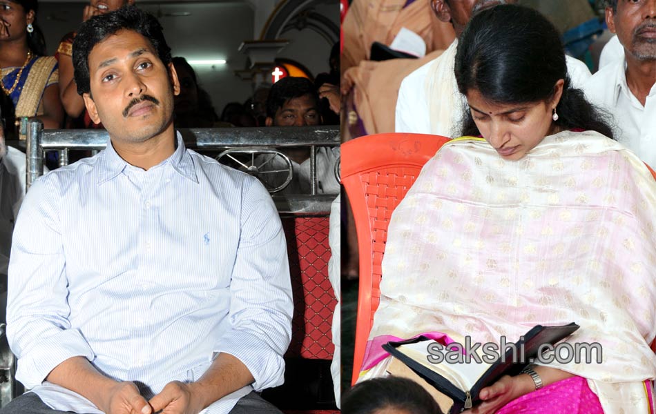 YS Jagan family offer prayers at church in Pulivendula - Sakshi7