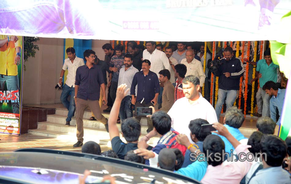 temper movie teen visit mallikarjuna theatre in kukatpally2