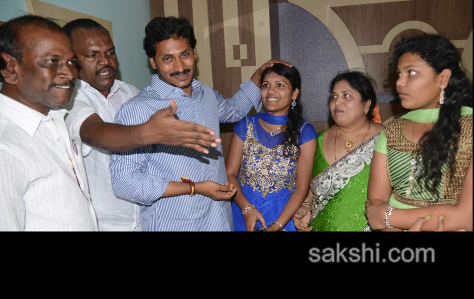 Ys jagan raithu bharosa yatra 3rd day - Sakshi5