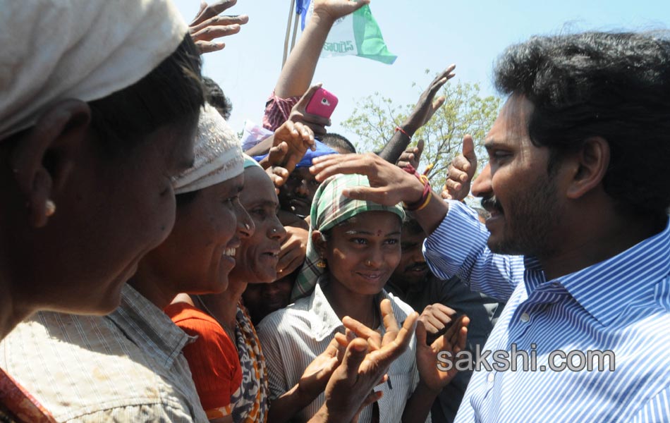 Ys jagan raithu bharosa yatra 3rd day - Sakshi7