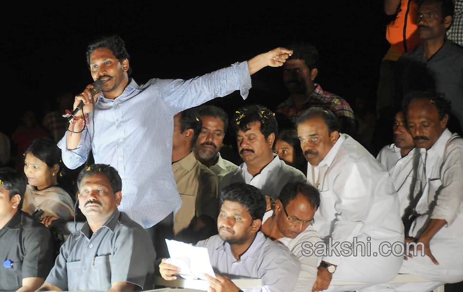 Ys jagan raithu bharosa yatra 3rd day - Sakshi13