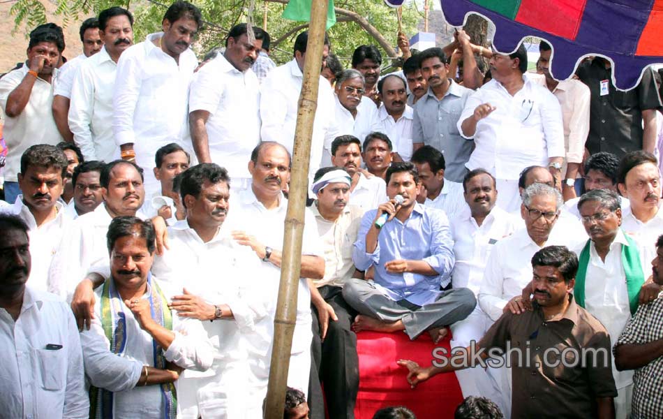 ys jagan mohan reddy visit in andrapradesh capital villages - Sakshi13