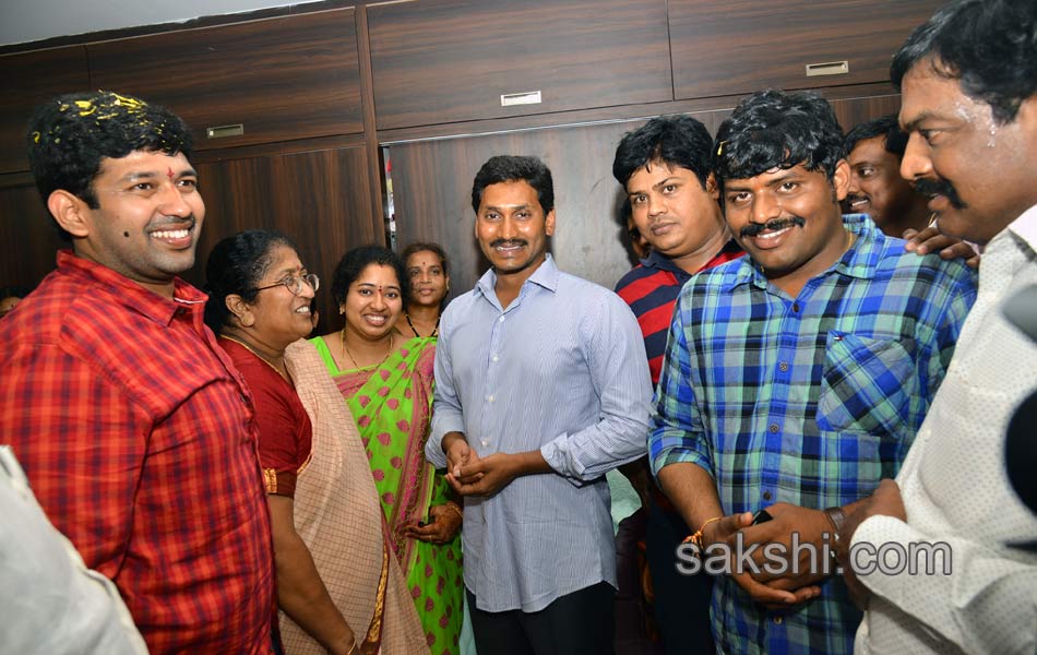 ys jagan attends marriage function - Sakshi13