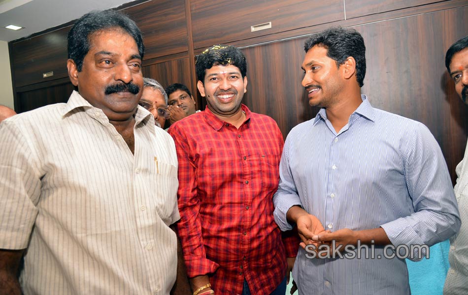 ys jagan attends marriage function - Sakshi15