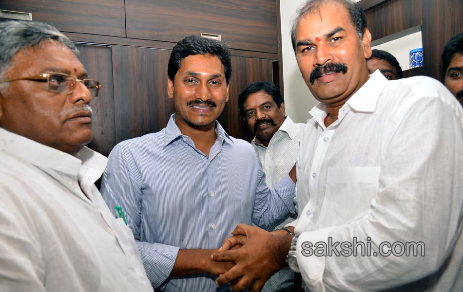 ys jagan attends marriage function - Sakshi17