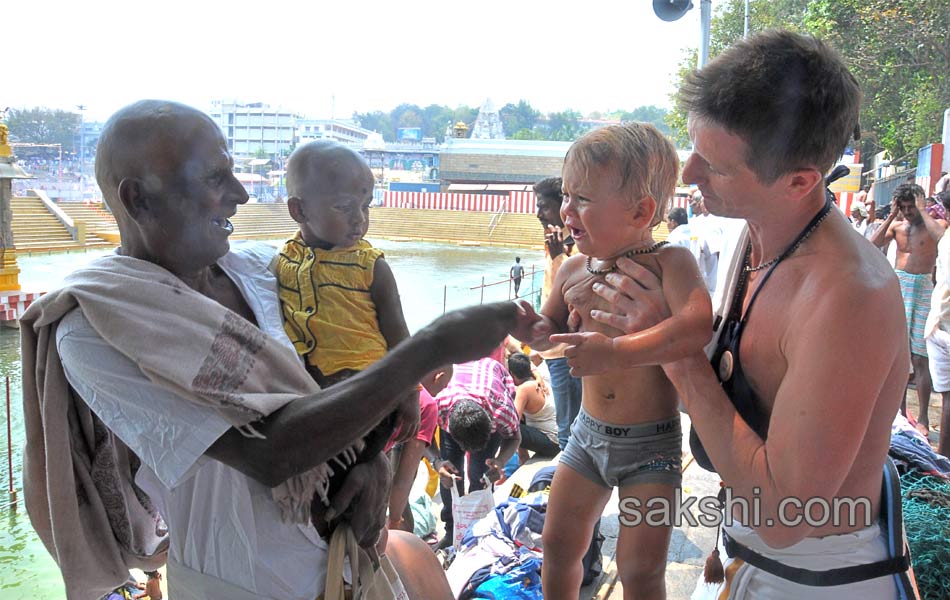 Tirumala foreign devotees thronging1