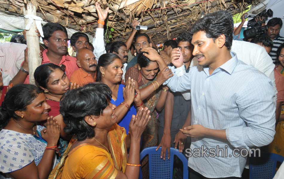 ys jagan condolence to late mountaneer mastan babu mother - Sakshi5