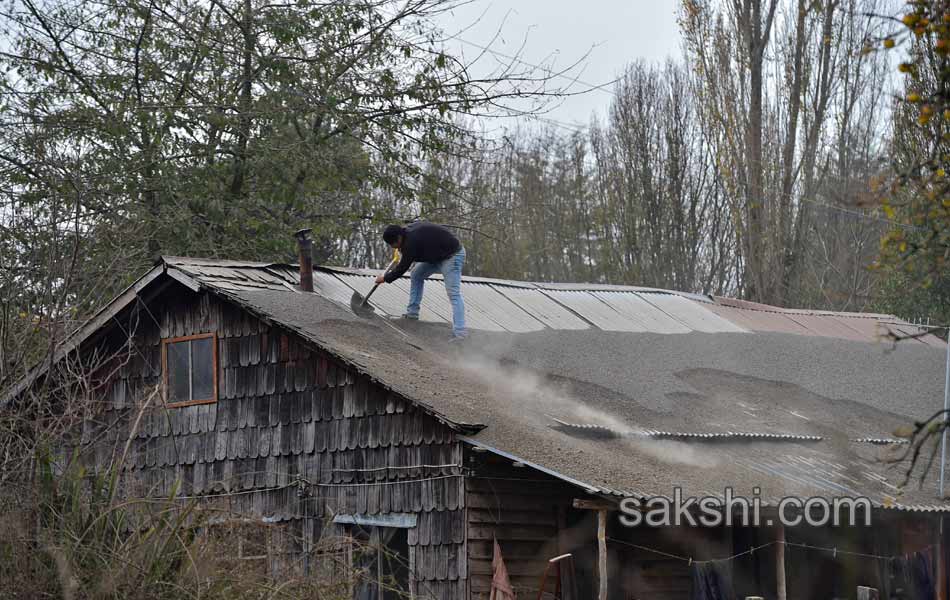 Evacuation as Calbuco volcano erupts in Chile5