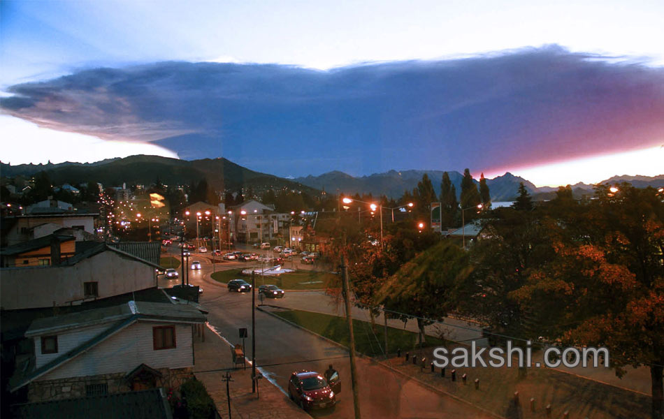 Evacuation as Calbuco volcano erupts in Chile6