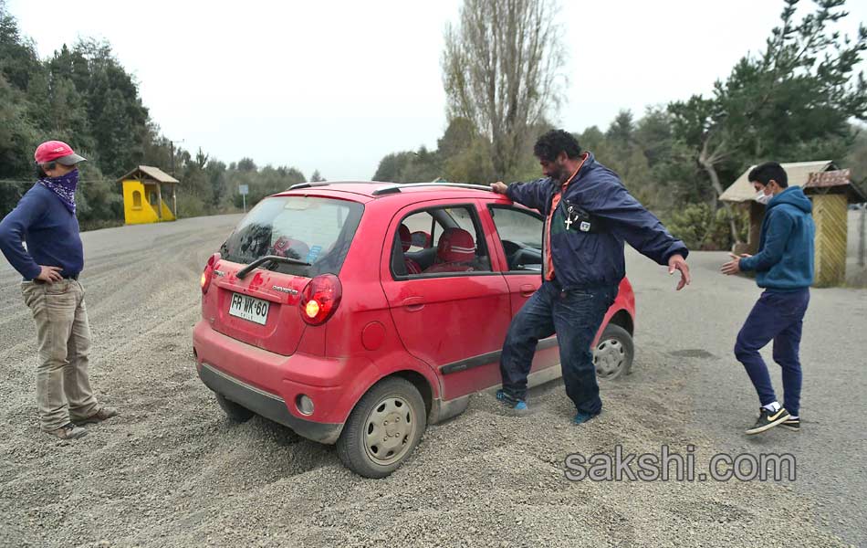 Evacuation as Calbuco volcano erupts in Chile7