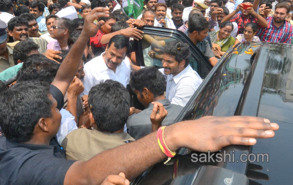 ys jagan Interacting with people - Sakshi5