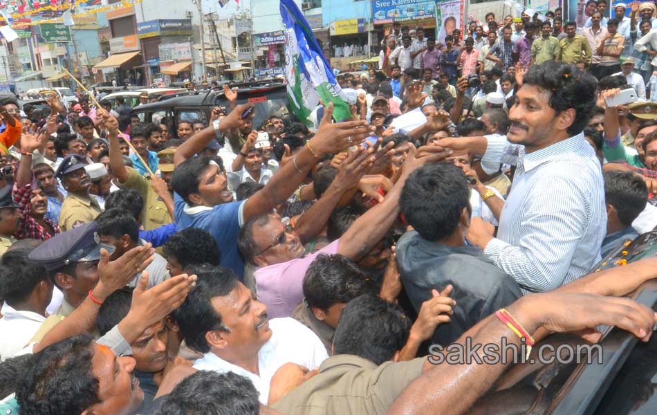 ys jagan Interacting with people - Sakshi9