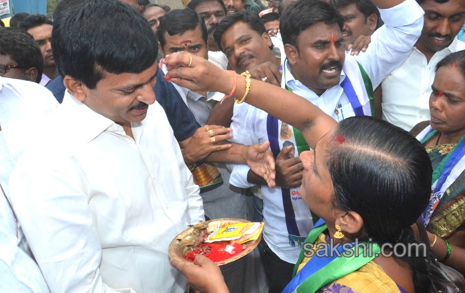 ponguleti srinivasa reddy calls off his fast - Sakshi11