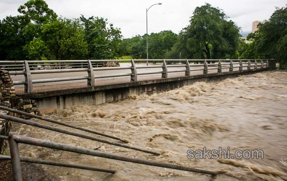 Huge rains in US - Sakshi11