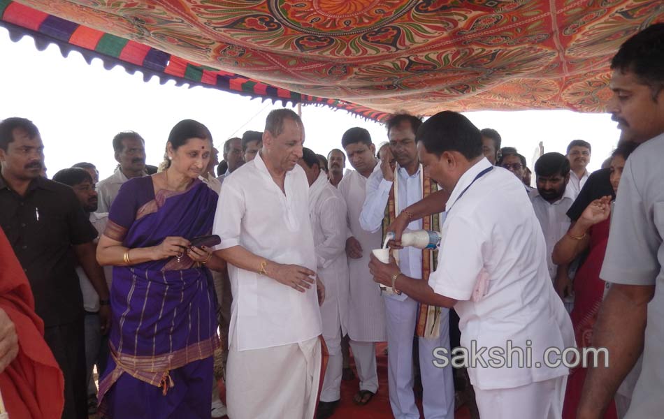 kcr lay foundation stone for yadagirigutta works to day - Sakshi3