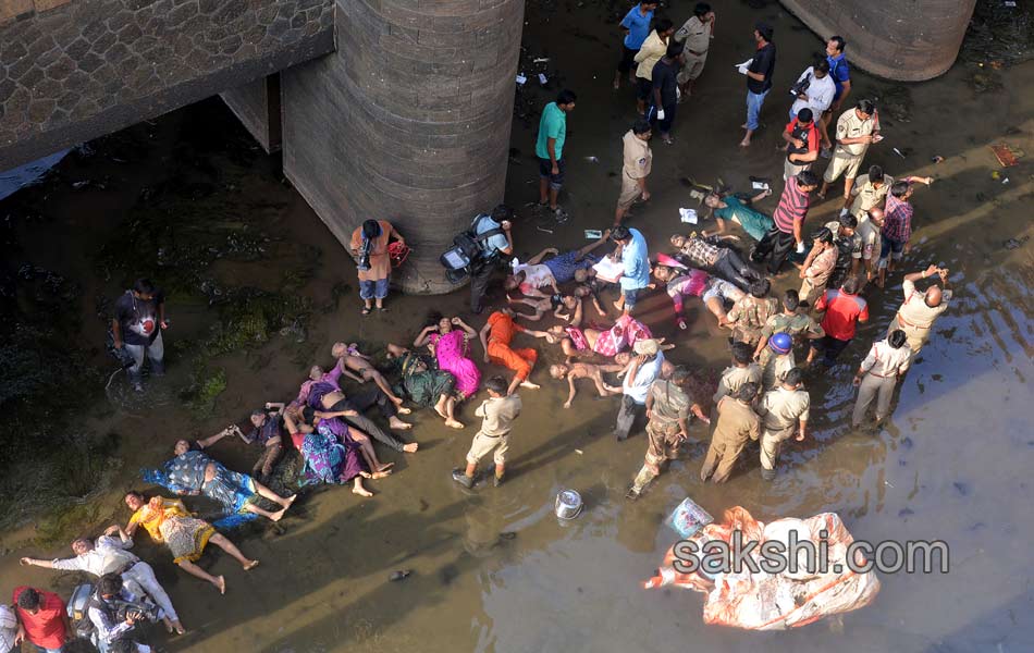 21 died in a accident at davaleswaram barrage8