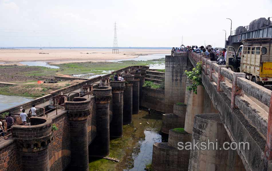 21 died in a accident at davaleswaram barrage23