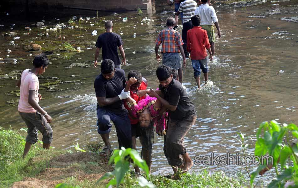 21 died in a accident at davaleswaram barrage28