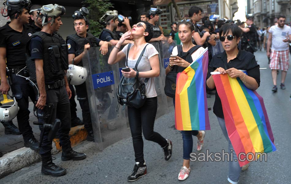 Police fire tear gas to break gay pride parade in Turkey - Sakshi10