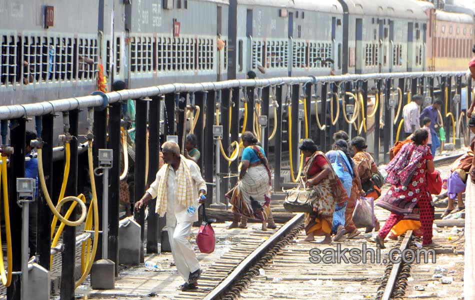 Traffic jam in AP telangana during godavari puskaras4