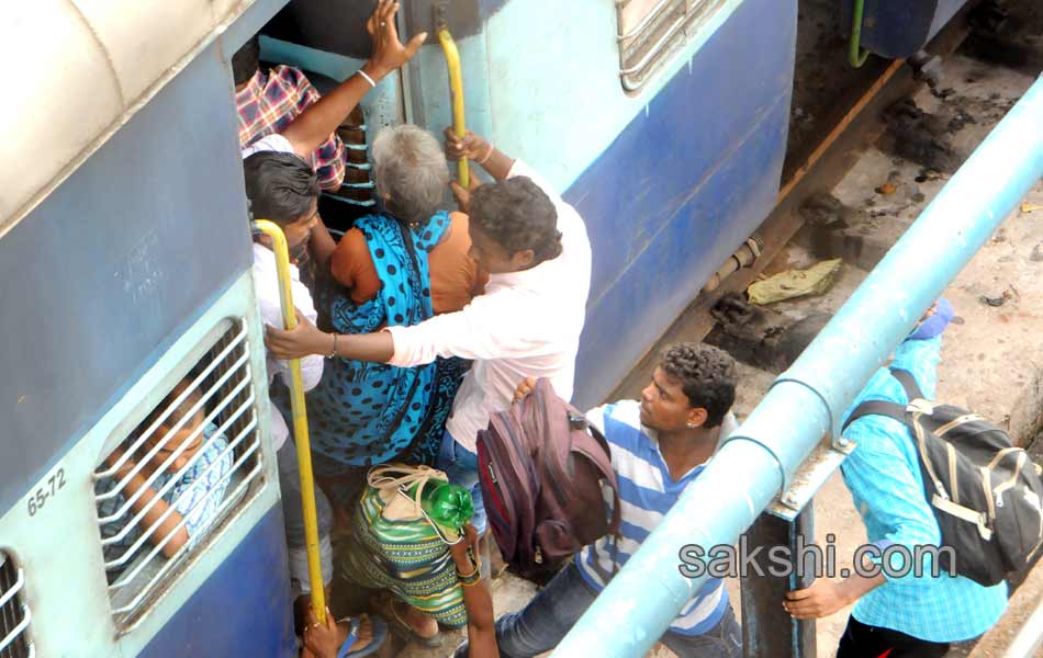 Traffic jam in AP telangana during godavari puskaras8