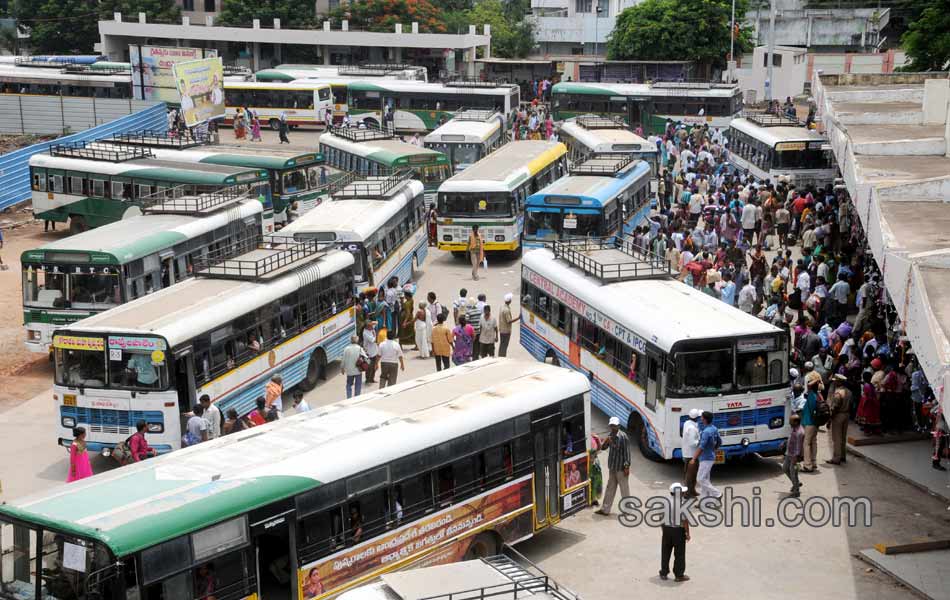 Traffic jam in AP telangana during godavari puskaras10