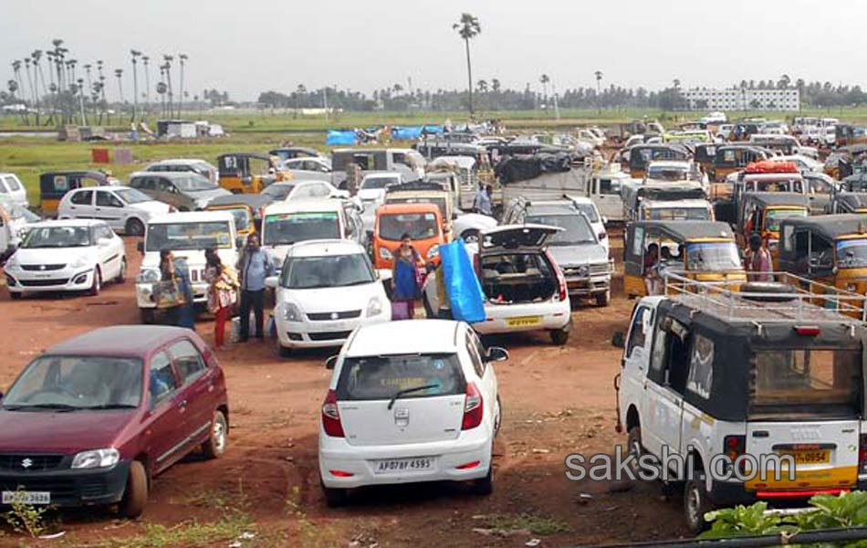 Traffic jam in AP telangana during godavari puskaras15