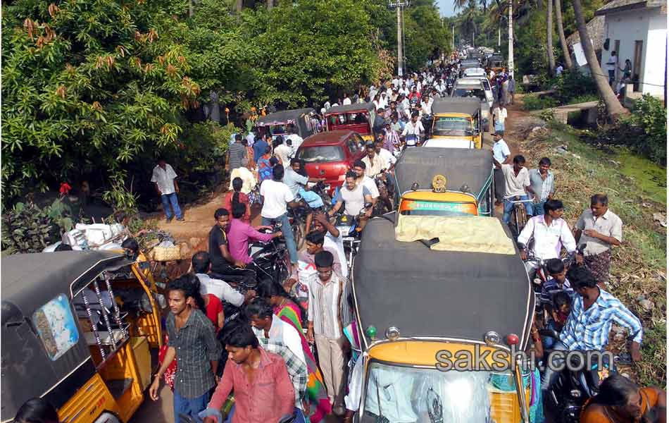 Traffic jam in AP telangana during godavari puskaras16