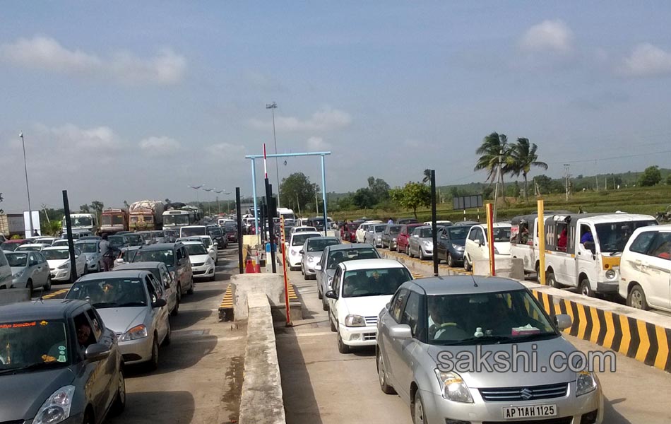 Traffic jam in AP telangana during godavari puskaras17