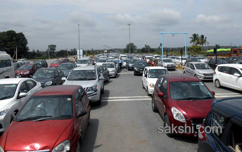 Traffic jam in AP telangana during godavari puskaras24