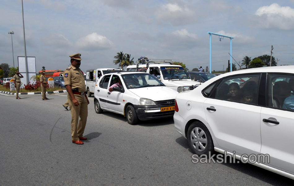 Traffic jam in AP telangana during godavari puskaras28