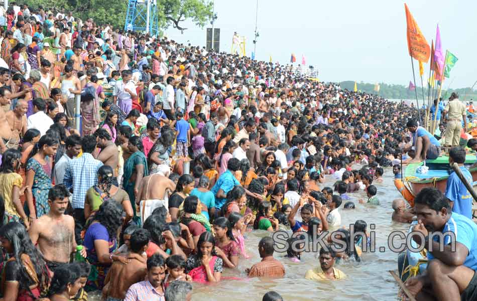 holy pushkaralu comes to seventh day10