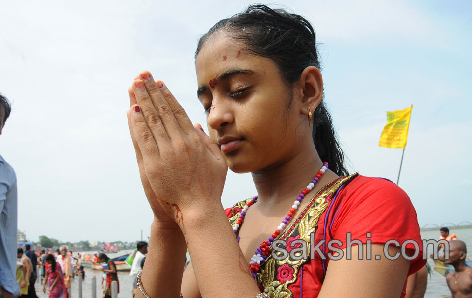 holy pushkaralu comes to seventh day16