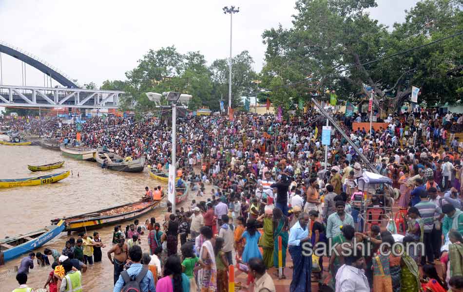 holy pushkaralu comes to Tenth day2