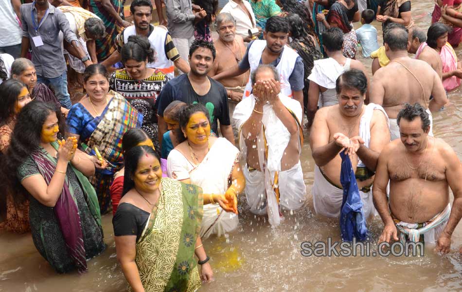 holy pushkaralu comes to Tenth day11