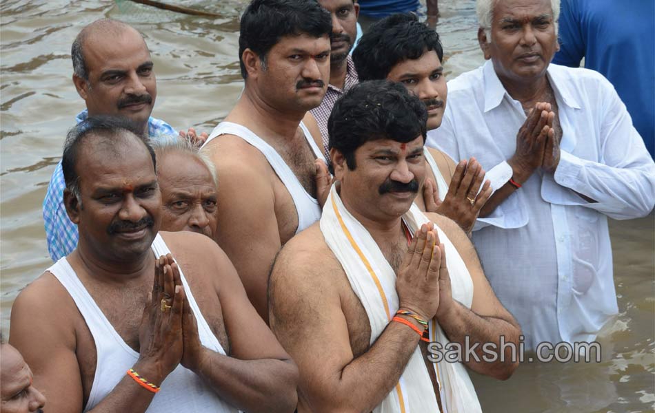 holy pushkaralu comes to Tenth day12