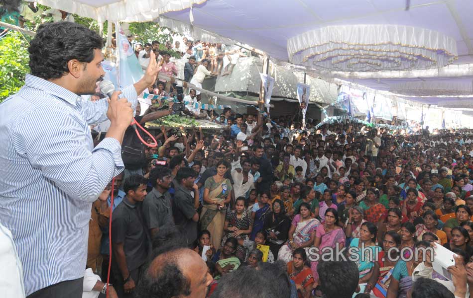 fourth  day raithu bharosa yatra - Sakshi2