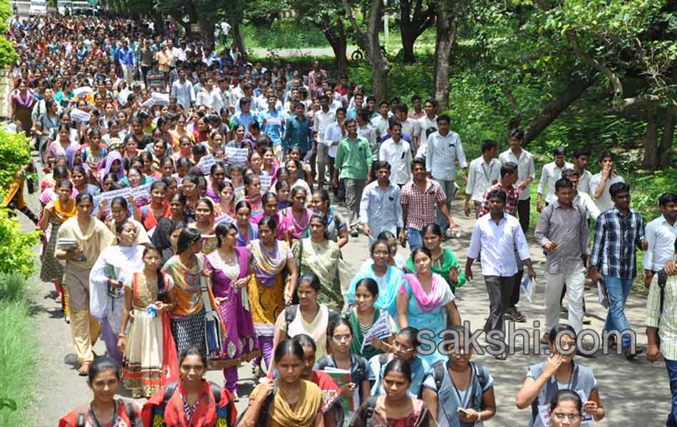 Students Staged A Dharna With The Dead Body Of Rishikeswari - Sakshi3