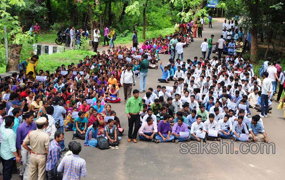 Students Staged A Dharna With The Dead Body Of Rishikeswari - Sakshi4