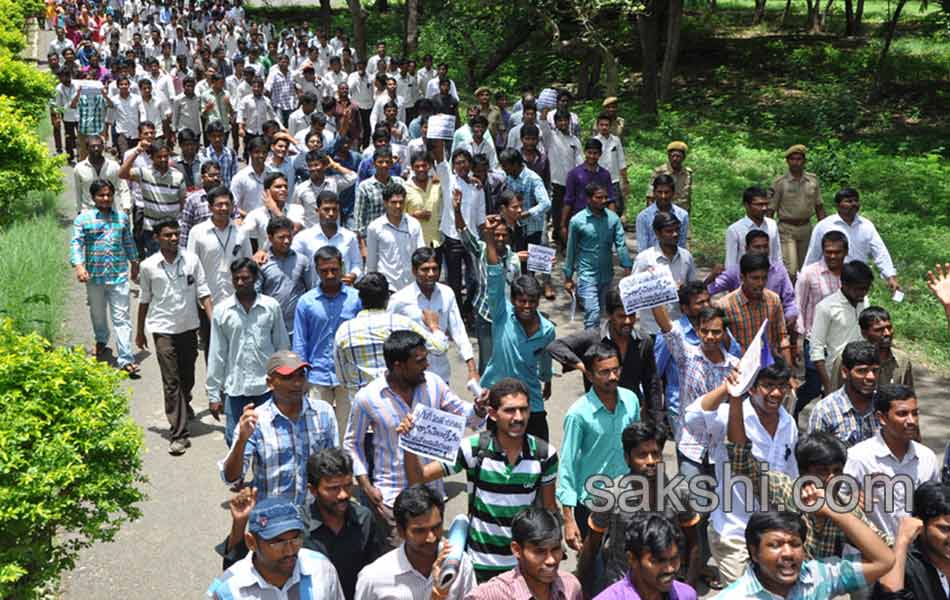 Students Staged A Dharna With The Dead Body Of Rishikeswari - Sakshi10