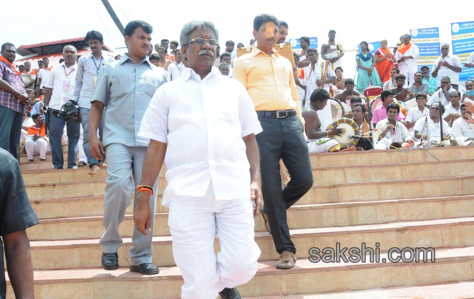 holy pushkaralu comes to twelfth day - Sakshi5