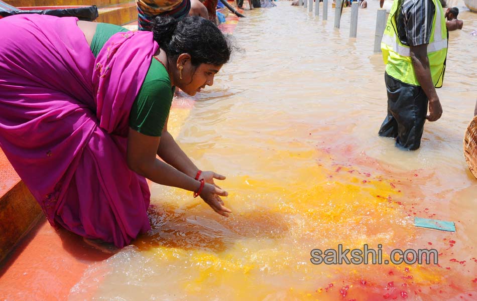 holy pushkaralu comes to twelfth day - Sakshi12