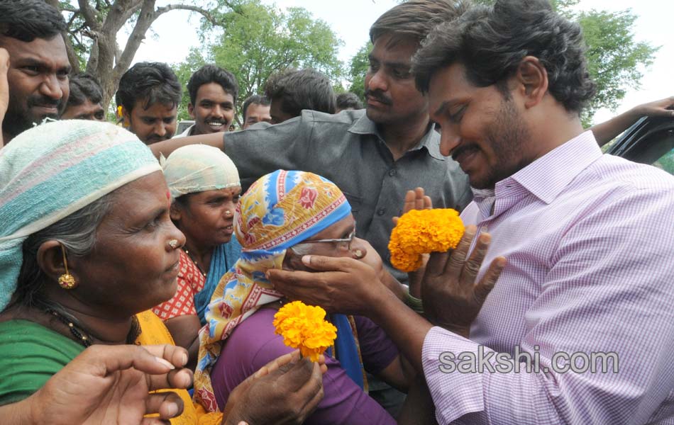 fifth day raithu bharosa yatra - Sakshi9