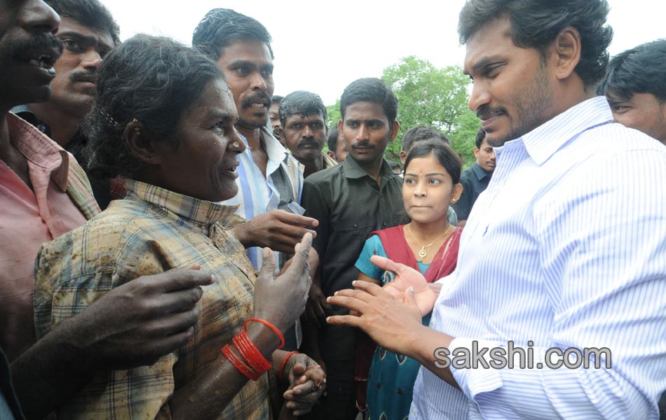 YS Jagan mohan reddy 6th day raithu bharosa yatra in ananthapuram - Sakshi16