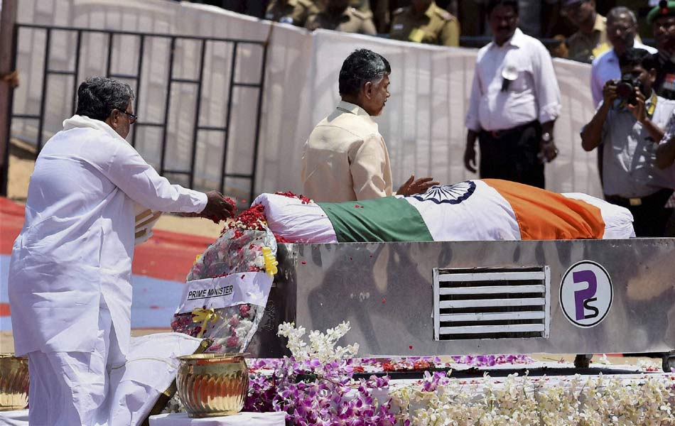 Kalam laid to rest in Rameswaram - Sakshi16