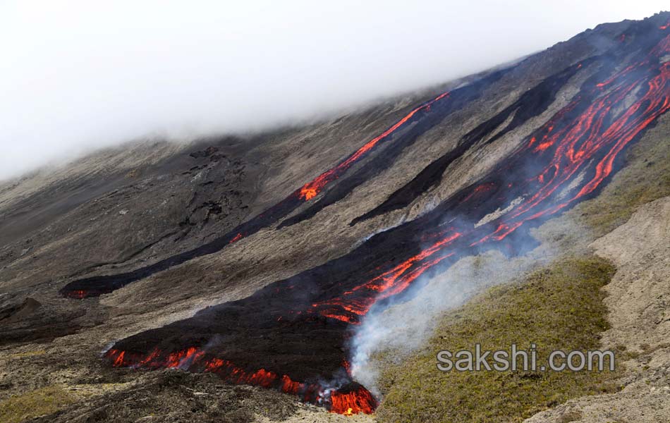 Lava flows out in Indian Ocean6