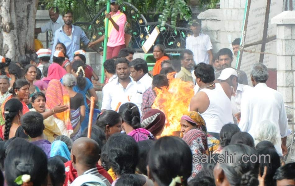 youth suicide attempts at congress party meeting in tirupathi - Sakshi5