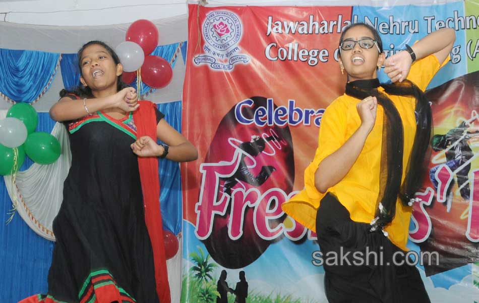 Freshers day celebrations at Anatapur JNTU college - Sakshi4